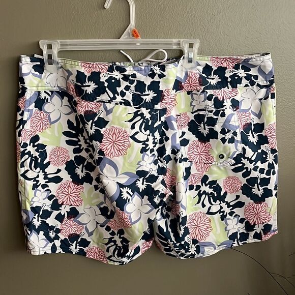 NEW WITH TAGS WOMEN’S SIZE 12 CARVE DESIGNS REEF 7” PADDLER SHORT - Picture 3 of 7